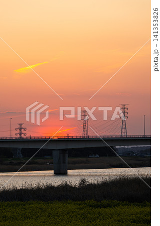 橋へ沈む太陽 夕暮れの風景 橋へ沈む太陽 夕暮れの風景 141353826