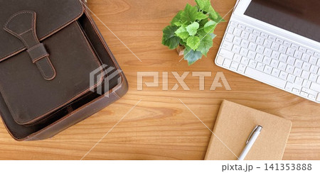 タブレットPCで仕事をするモバイルワーク タブレットPCで仕事をするモバイルワーク 141353888