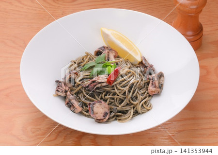 イカスミパスタ、イカ墨のスパゲッティ、イタリアン、シーフードパスタ、いか墨料理。 イカスミパスタ、イカ墨のスパゲッティ、イタリアン、シーフードパスタ、いか墨料理。 141353944