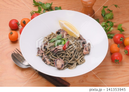 イカスミパスタ、イカ墨のスパゲッティ、イタリアン、シーフードパスタ、いか墨料理。 イカスミパスタ、イカ墨のスパゲッティ、イタリアン、シーフードパスタ、いか墨料理。 141353945