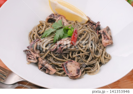 イカスミパスタ、イカ墨のスパゲッティ、イタリアン、シーフードパスタ、いか墨料理。 イカスミパスタ、イカ墨のスパゲッティ、イタリアン、シーフードパスタ、いか墨料理。 141353946