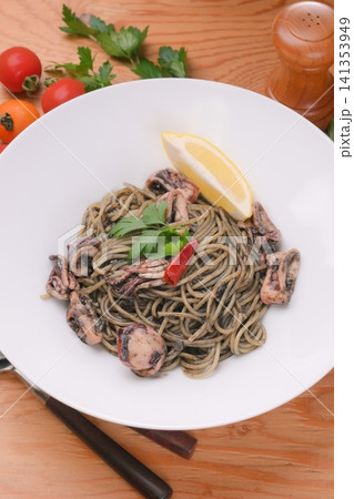 イカスミパスタ、イカ墨のスパゲッティ、イタリアン、シーフードパスタ、いか墨料理。 イカスミパスタ、イカ墨のスパゲッティ、イタリアン、シーフードパスタ、いか墨料理。 141353949