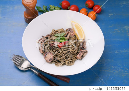 イカスミパスタ、イカ墨のスパゲッティ、イタリアン、シーフードパスタ、いか墨料理。 イカスミパスタ、イカ墨のスパゲッティ、イタリアン、シーフードパスタ、いか墨料理。 141353953