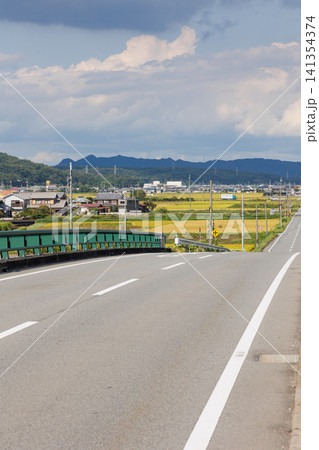 七郷橋から眺める黄金色の稲(兵庫県小野市西脇町) 七郷橋から眺める黄金色の稲(兵庫県小野市西脇町) 141354374