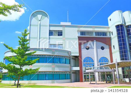 岐阜県各務原市、各務原市立中央図書館の風景 岐阜県各務原市、各務原市立中央図書館の風景 141354528