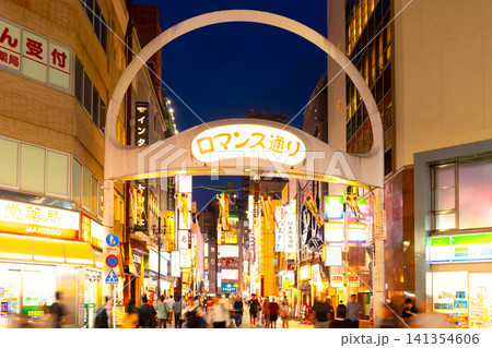 東京・池袋 夜の街　ロマンス通り 141354606