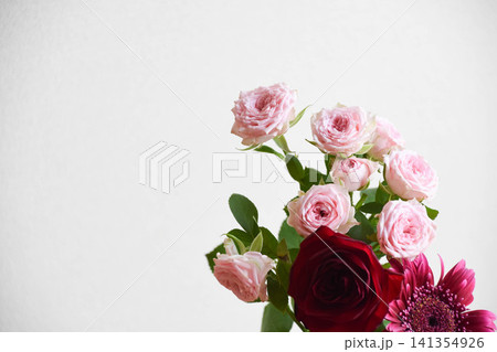 薔薇とガーベラ 薔薇とガーベラ 141354926