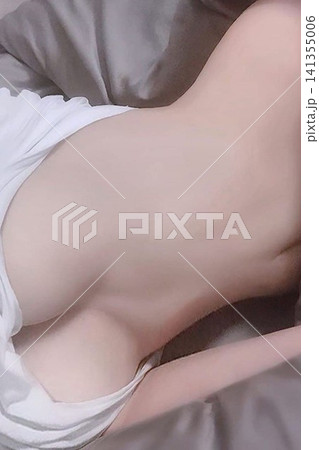 胸をあらわにベッドで寝る女性 胸をあらわにベッドで寝る女性 141355006