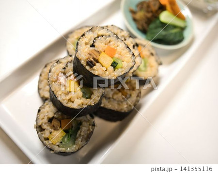 玄米ヴィーガン寿司、妻の手作り家庭料理、家庭で楽しむ夕ご飯、幸せ家族 玄米ヴィーガン寿司、妻の手作り家庭料理、家庭で楽しむ夕ご飯、幸せ家族 141355116