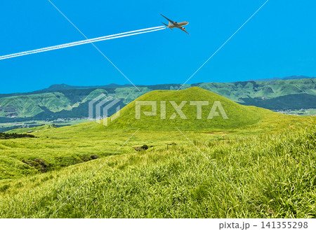 阿蘇の米塚周辺の美しい草原風景 141355298