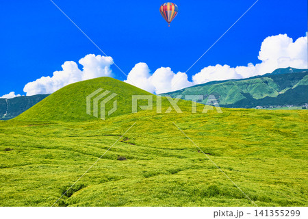 阿蘇の米塚周辺の美しい草原風景 阿蘇の米塚周辺の美しい草原風景 141355299