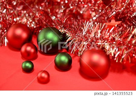 キラキラしたクリスマスの飾り キラキラしたクリスマスの飾り 141355523