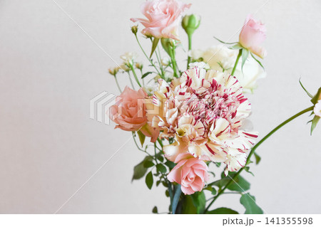 薔薇とカーネーション 薔薇とカーネーション 141355598