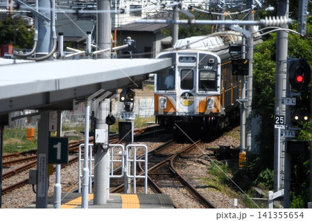 三河田原駅から出発した豊橋鉄道 1800系電車 三河田原駅から出発した豊橋鉄道 1800系電車 141355654
