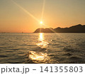 瀬戸内海に沈む夕日と黄金色の光の道 141355803