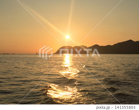 瀬戸内海に沈む夕日と黄金色の光の道 瀬戸内海に沈む夕日と黄金色の光の道 141355803