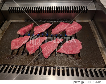 鉄板で焼く霜降り和牛 焼肉 鉄板で焼く霜降り和牛 焼肉 141356040
