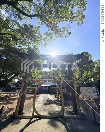 神社の鳥居と茅の輪 141356415