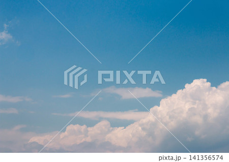 夏空に浮かぶ入道雲と青空の背景素材 夏空に浮かぶ入道雲と青空の背景素材 141356574