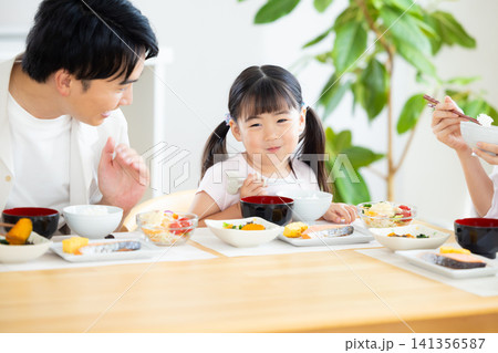 ファミリー 食事シーン ご飯を食べる家族 ファミリー 食事シーン ご飯を食べる家族 141356587