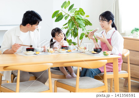 ファミリー　食事シーン　ご飯を食べる家族 141356591