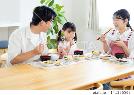 ファミリー　食事シーン　ご飯を食べる家族 141356592