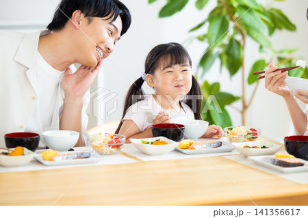 ファミリー 食事シーン ご飯を食べる家族 ファミリー 食事シーン ご飯を食べる家族 141356617