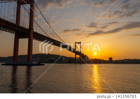 北九州市・若戸大橋の美しい夕景と夕焼け空 北九州市・若戸大橋の美しい夕景と夕焼け空 141356783