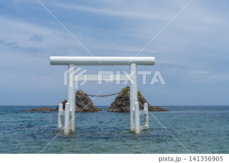 青い海に映える糸島二見ヶ浦の白い鳥居と夫婦岩 青い海に映える糸島二見ヶ浦の白い鳥居と夫婦岩 141356905
