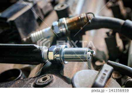 Spark plugs for gasoline engines that are old and have expired will cause incomplete combustion in the engine, in soot and dirt. Changing spark plugs can maintain and extend the life of the engine Spark plugs for gasoline engines that are old and have expired will cause incomplete combustion in the engine, in soot and dirt. Changing spark plugs can maintain and extend the life of the engine 141356939