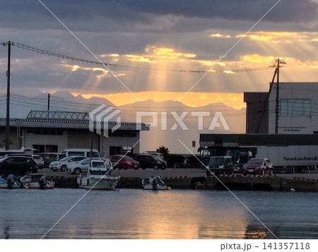 光降り注ぐ氷見浜 光降り注ぐ氷見浜 141357118