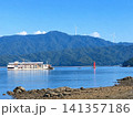 瀬戸内海の夏空に映える作業船と赤灯台 141357186