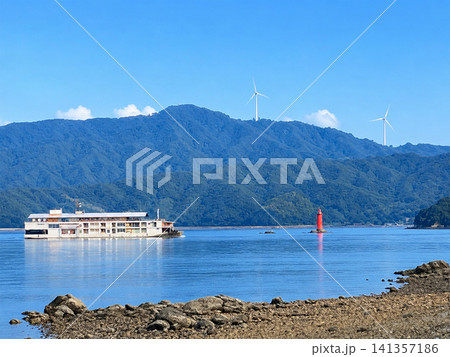 瀬戸内海の夏空に映える作業船と赤灯台 瀬戸内海の夏空に映える作業船と赤灯台 141357186