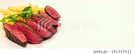 絶妙な焼き加減のレアな牛フィレステーキポテト添え 絶妙な焼き加減のレアな牛フィレステーキポテト添え 141357431