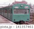 国鉄時代の田町駅ホームに停車する京浜東北線103系電車の前面アップ 141357461