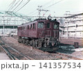 国鉄時代の大宮駅構内に停車するEF15形電気機関車（196号機） 141357534