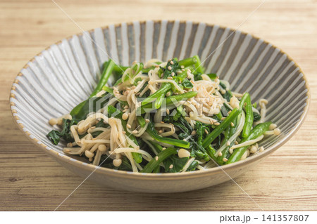 ホウレン草とエノキ茸の胡麻和え 141357807