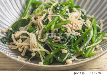 ホウレン草とエノキ茸の胡麻和え ホウレン草とエノキ茸の胡麻和え 141357808