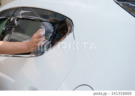 車の窓ガラスを洗う手元 141358000