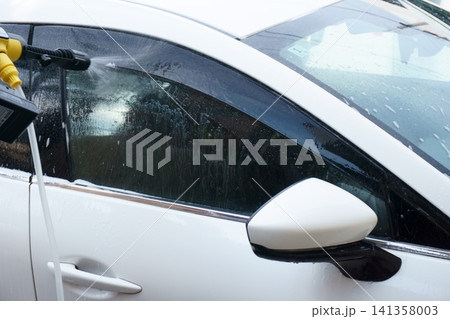 洗車中に窓ガラスにかかる水しぶき 141358003
