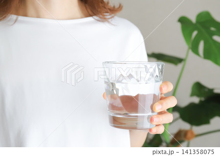 水分補給を意識する女性 141358075