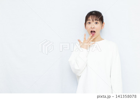 笑顔でびっくり驚いている女性 笑顔でびっくり驚いている女性 141358078