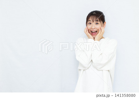 笑顔でびっくり驚いている女性 笑顔でびっくり驚いている女性 141358080
