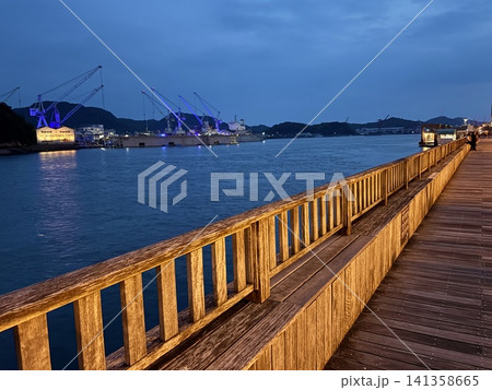 尾道水道の美しい夜景とライトアップされた海岸通りのウッドデッキ 尾道水道の美しい夜景とライトアップされた海岸通りのウッドデッキ 141358665