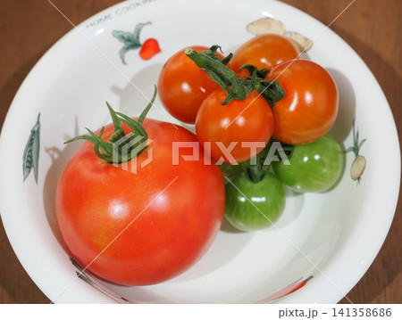 お皿に盛られたトマト お皿に盛られたトマト 141358686