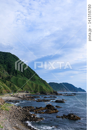 太平洋の青い海とダイナミックな山肌が織りなす黄金道路の絶景 太平洋の青い海とダイナミックな山肌が織りなす黄金道路の絶景 141358780