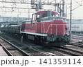国鉄時代の駅構内に停車するDE10形ディーゼル機関車（531号機）牽引の貨物列車 141359114