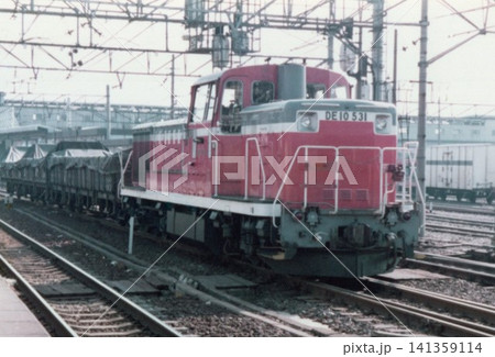 国鉄時代の駅構内に停車するDE10形ディーゼル機関車（531号機）牽引の貨物列車 141359114