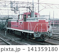 国鉄時代の駅構内に停車するDE10形ディーゼル機関車（67号機）牽引の貨物列車 141359180