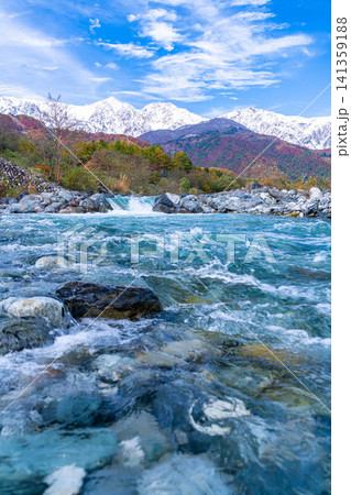 秋の白馬村・白馬大橋付近から見る紅葉した山々と冠雪した後立山連峰【長野県】 秋の白馬村・白馬大橋付近から見る紅葉した山々と冠雪した後立山連峰【長野県】 141359188